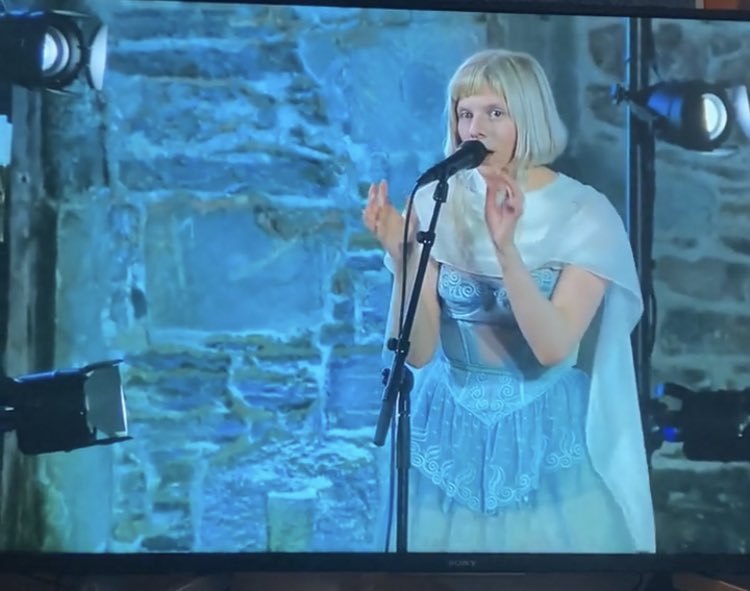 PortalAURORAbr's tweet photo. Fotos da apresentação da AURORA hoje no show do Askjell. Ela cantou To Be Loved e uma música inédita (do álbum do Askjell) em que ela e a iris cantaram juntas. Se liga na roupa!!! Lindíssima. https://t.co/YmiyS9vc0x