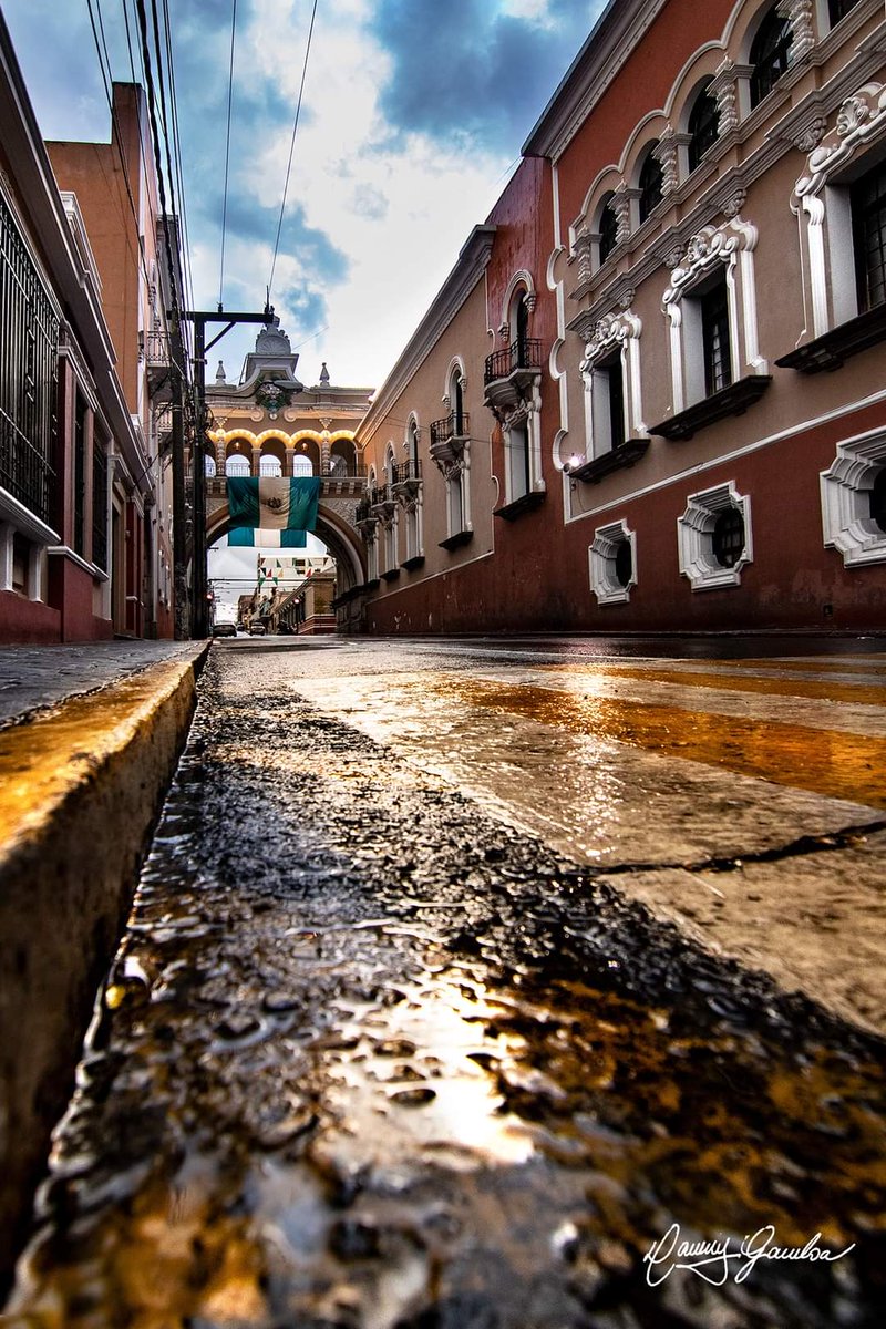GamboaDanny's tweet photo. Comenzaron las lluvias y la Calle del Arco en la capital también tiene su encanto :) ♥ 🇬🇹
https://t.co/aXUVKcMGaY
#correos #Guatemala #centrohistorico #lluvia https://t.co/NIDBkw5gzm