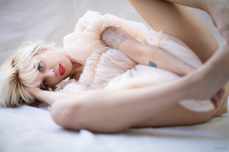 Soft Romance 🤍
——————————————————
New content on My Website!
Link in my bio!🤙🏻🤘🏻
——————————————————
Photographer: Znude 
HMUA/Stylist/Model: Myself🖤