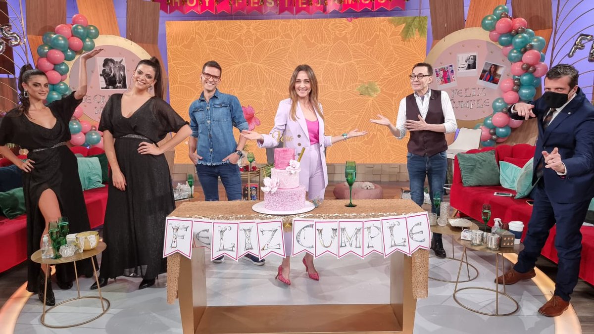 Más del cumple de <a href="/verolozanovl/">VL 💚 🏳️‍🌈 🇦🇷</a> hoy en <a href="/CortaPorLozano/">Cortá por Lozano</a> con <a href="/MarceloPolino/">Marcelo Polino</a> <a href="/mauroszeta/">Vía Szeta</a> y las hermanitas Lucius engamadas <a href="/BeluLucius/">Belu Lucius</a> #EmilyLucius <a href="/Telefeprensa/">TelefePrensa</a> <a href="/telefe/">telefe</a> 🎊🎉🎊🎉