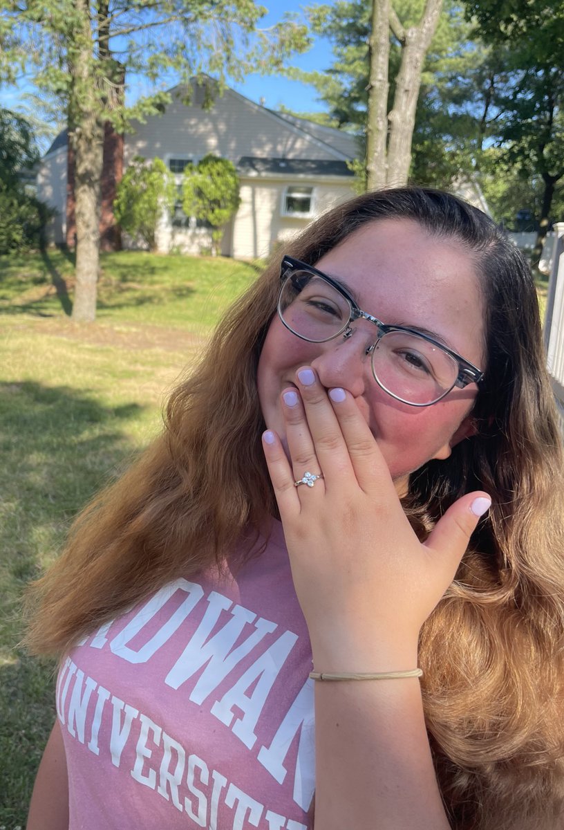 hey_its_gi's tweet photo. IM ENGAGED?!??!???!!? https://t.co/d7IiF5KTw1