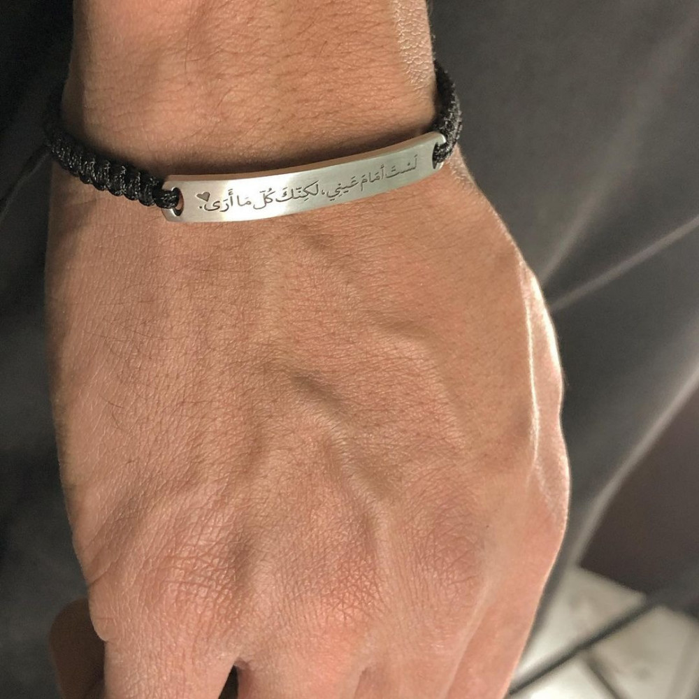 اسوارة بتصميم حسب الطلب
تفاصيل المنتج :

مطلي ذهب او فضة.

متوفر اللون ذهبي او فضي حسب رغبتك.

الخط بلون اسود

صيانه مجانيه 100%

مقاس الاسورة وسط وبأماكنك التحكم في المقاس تضييقه او توسيعه.

نكتب على الاسورة حسب الطلب.

موقعنا الرياض ونوصل لجميع مدن المملكة.