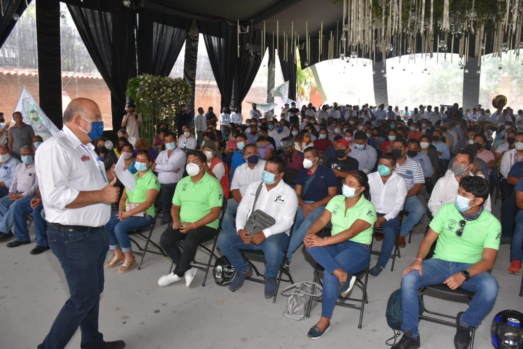 JavierVillacana's tweet photo. Ante la comunidad universitaria de la UABJO, reafirmamos que la suma de esfuerzos es fundamental para construir una mejor ciudad; reiteré el compromiso de trabajar conjuntamente en acciones que permitan el desarrollo de la juventud oaxaqueña. ¡Gracias por su respaldo! #VaPorTi https://t.co/ptofCTYjg8
