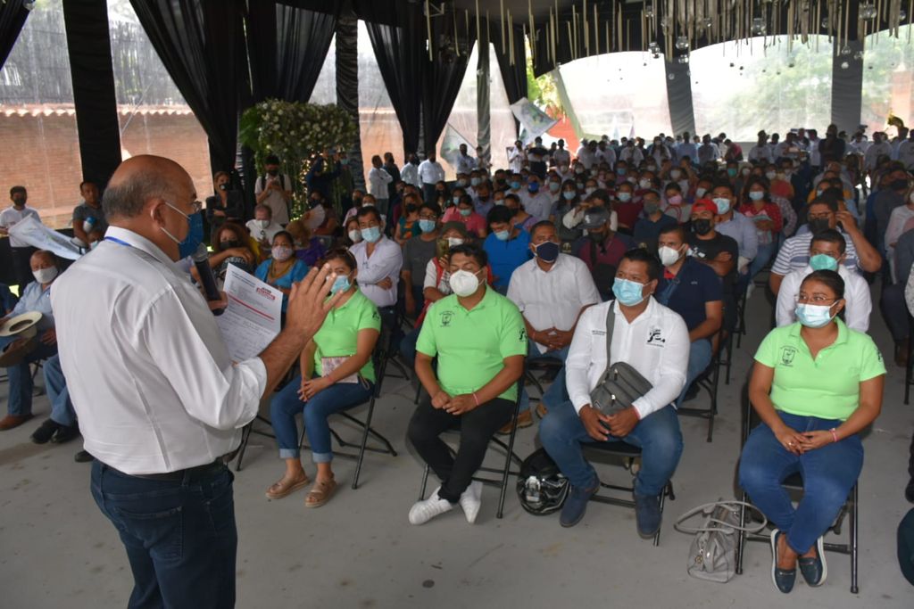 JavierVillacana's tweet photo. Ante la comunidad universitaria de la UABJO, reafirmamos que la suma de esfuerzos es fundamental para construir una mejor ciudad; reiteré el compromiso de trabajar conjuntamente en acciones que permitan el desarrollo de la juventud oaxaqueña. ¡Gracias por su respaldo! #VaPorTi https://t.co/ptofCTYjg8