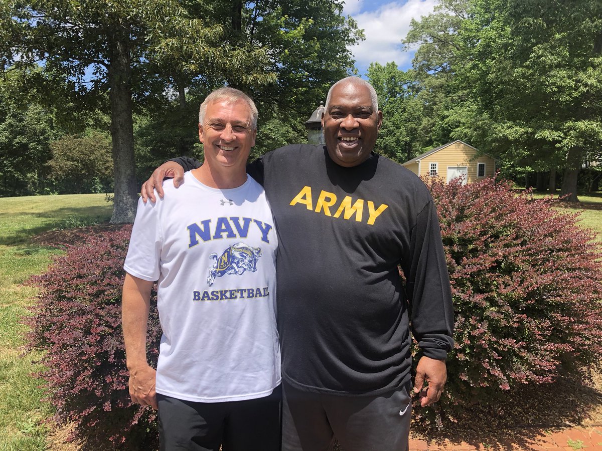 CoachTimTaylor's tweet photo. SMH. When your brother shows up at your house with this shirt. I almost did not let him in the house 😭😭. He is retired Army so I cut him a break. ❤️ GW and his family and having them stop by. Thanks for your service brother. But #GONAVY #BEATARMY. 👏👏 ⚓️⚓️ #FAMILY ❤️❤️ https://t.co/AwNnNyuwX0