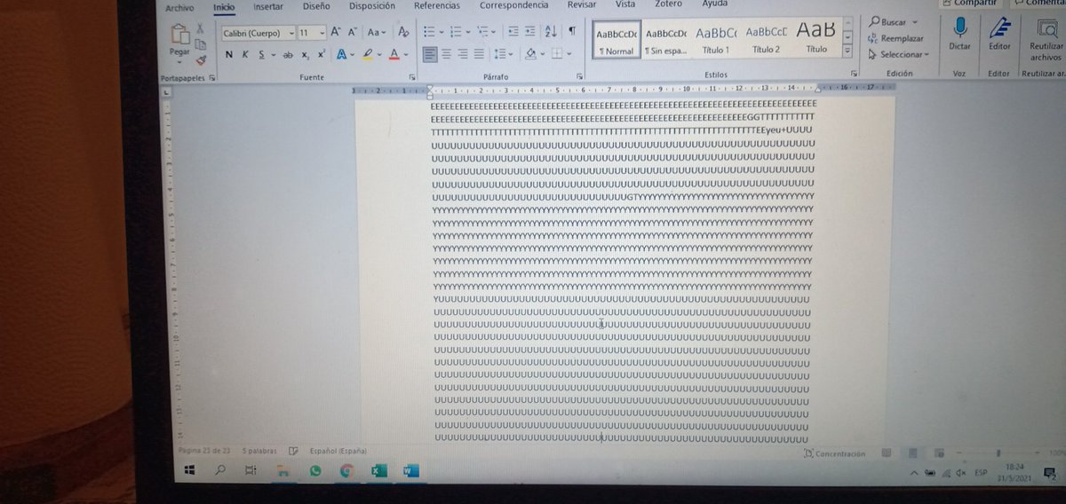 Minima_g's tweet photo. El gato escribió 23 páginas en un documento en blanco. En cualquier momento termina una tesis de grado. 
Y ustedes acá quejándose en lugar de escribir sus tesis. https://t.co/lKp4GBHYSq