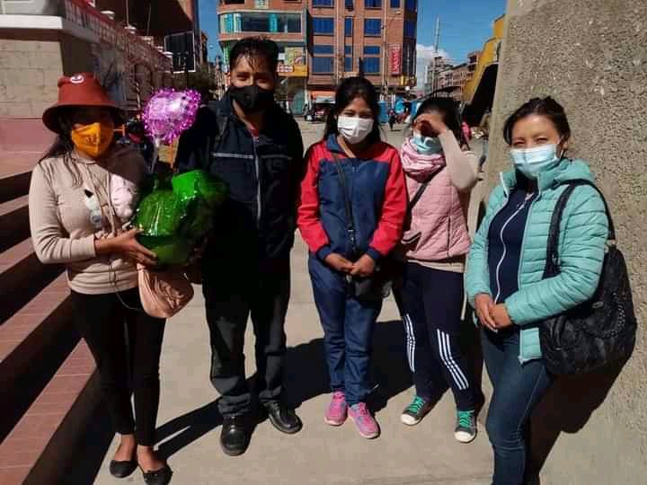 info_sem's tweet photo. Entrega de canastones a los ganadores del concurso virtual por el @_Diadelamadre, actividad que organizó el paralelo 4to B de la carrera de Comunicación Social de la @enlaupea

FOTO: Organizadores y ganadores del concurso virtual por el día de la Madre https://t.co/FNM4mx1ppM