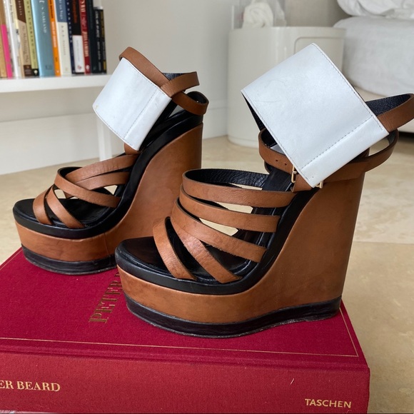 noizepolution's tweet photo. So good I had to share! Check out all the items I'm loving on @Poshmarkapp #poshmark #fashion #style #shopmycloset #massimodutti #pierrehardy #anthropologie: https://t.co/k6geVy3KNA https://t.co/oQv3jjm5hD
