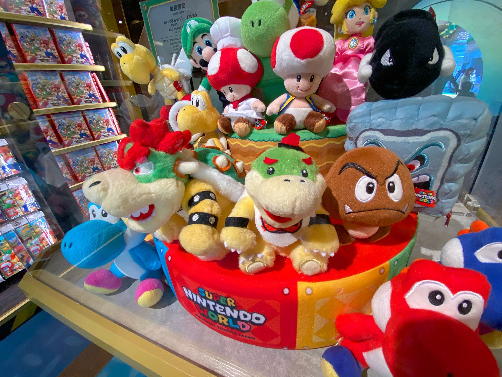 Usj情報局 L C A Studios かンわいい新グッズ マリオたちのぬいぐるみセット お値段なんと 高すぎる でも可愛いっ でも高すぎる でも台座もぬいぐるみです でも高すぎる どーすりゃいーんだ Usj