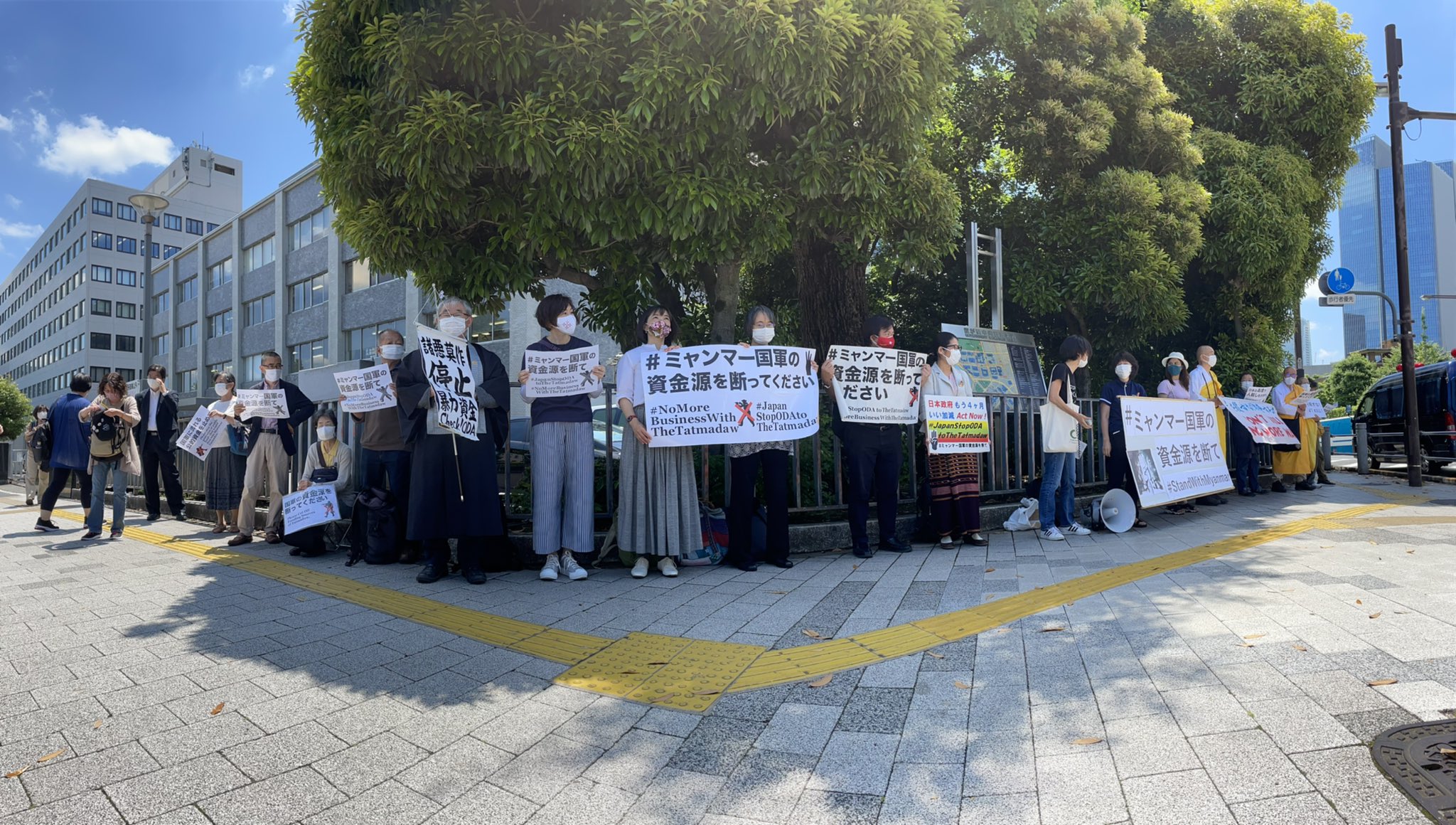 Foe Japan 現在 35人の市民と在日ミャンマーの方が 首相官邸前に ミャンマー国軍の資金源を断ってください と集まっています ミャンマー国軍の資金源を断て T Co Ben08n2uw9 Twitter