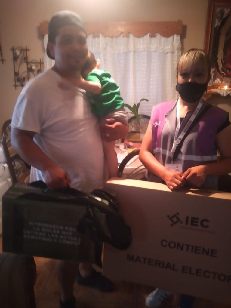 gabymdeleon_de's tweet photo. Qué hermosas estampas de la gente de #Coahuila! Gente Comprometida con la democracia y las elecciones en su comunidad. Las y los presidentes de las mesas directivas de casilla reciben los paquetes electorales para la elección de #Ayuntamientos. Estamos List@s! https://t.co/wOCpwxIg6e
