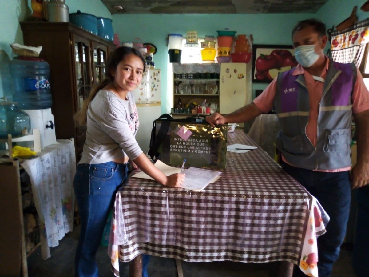 gabymdeleon_de's tweet photo. Qué hermosas estampas de la gente de #Coahuila! Gente Comprometida con la democracia y las elecciones en su comunidad. Las y los presidentes de las mesas directivas de casilla reciben los paquetes electorales para la elección de #Ayuntamientos. Estamos List@s! https://t.co/wOCpwxIg6e