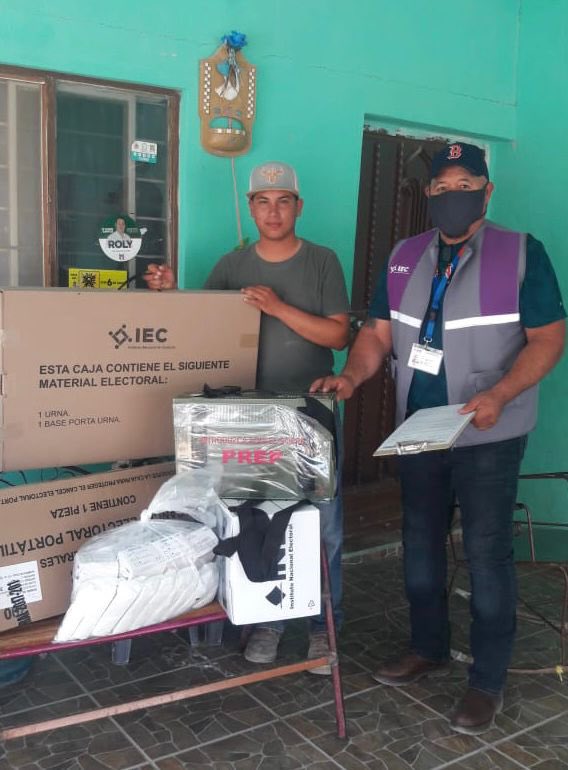 gabymdeleon_de's tweet photo. Qué hermosas estampas de la gente de #Coahuila! Gente Comprometida con la democracia y las elecciones en su comunidad. Las y los presidentes de las mesas directivas de casilla reciben los paquetes electorales para la elección de #Ayuntamientos. Estamos List@s! https://t.co/wOCpwxIg6e