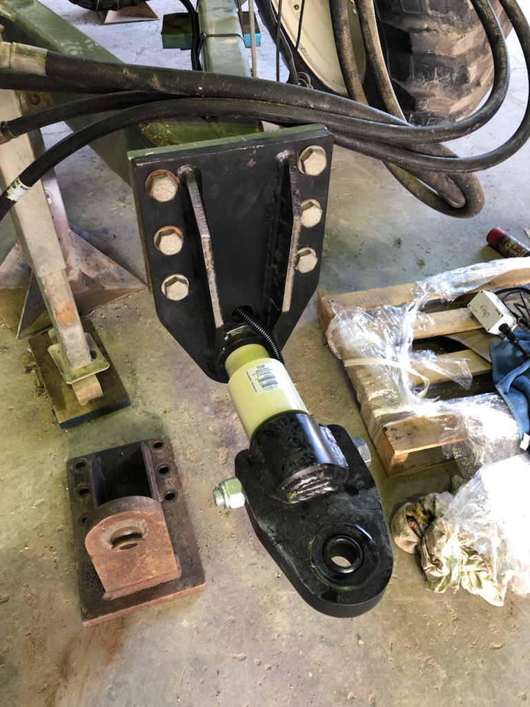 HawkEngineering's tweet photo. Marshall 960T-L Spreader Scale Kit recently delivered to Langhorne Creek SA, 20T axle rating, 7T hitch rating. Custom step down hitch. #SpreaderScaleKit https://t.co/xDkDsqEjPg