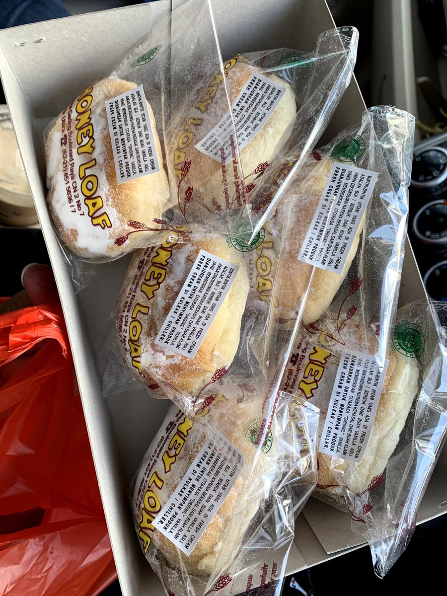 deardeariska's tweet photo. Jajan roti di Honeyloaf mailop racunnya @ddiw_ ; Mao Mao Vanilla, Sweet Potato Loaf, Kabocha Pudding. Sebenernya beli Donat Ubi sama Nagasari nya juga. Yg lain udah pada abis waktu itu karna udah siangan 🥲 https://t.co/z8tdXsbZ6S