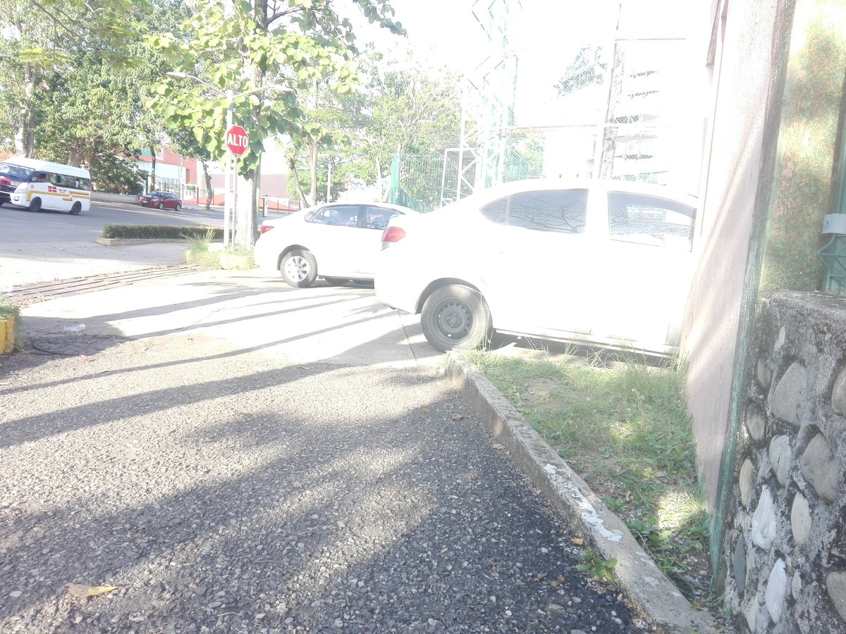 el_papiro's tweet photo. A las autoridades del @_injudet @juventudtabasco para que metan orden. Autos estacionados en pleno carril de atletismo de la Ciudad Deportiva a la altura del campo infantil de beisbol. Esto debe parar  en Tabasco: Abuso de personas inconsciente, falto de cultura y sentido social https://t.co/wOhZ7ykinK