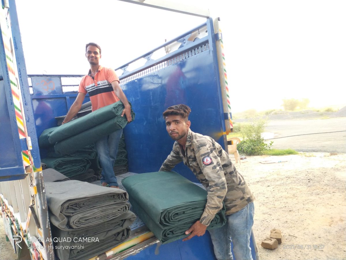 Ankitmeenaswm's tweet photo. AISF SWM जिला कमेटी टीम शाहजहांपुर बॉर्डर किसान आंदोलन के लिए धरना स्थल पहुंच चुकी है यहां तूफान के चलते बरसात के चलते कई व्यवस्थाएं अस्त-व्यस्त हुई हैं उन में लगे हुए हैं जिलाध्यक्ष @hariom_singh_sk, @BarwalHarisingh Aisf जिला प्रभारी सवाई माधोपुर, @LokeshBarwal4 #FermerProtest https://t.co/AKFlbDUZOm