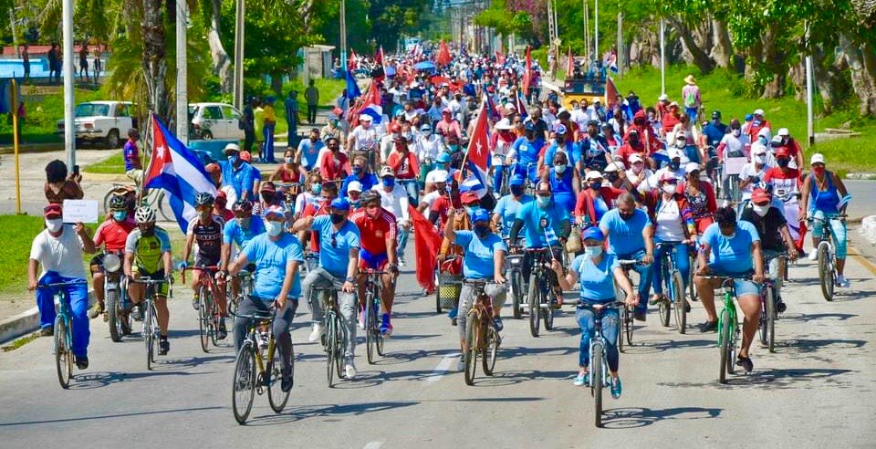 Nuevamente los #PuentesDeAmor se tendieron para exigir el cese del genocida bloqueo, una jornada de solidaridad y unidad en #Cuba y otras latitudes defendiendo este justo reclamo #EliminaElBloqueo #NoMasBloqueo.