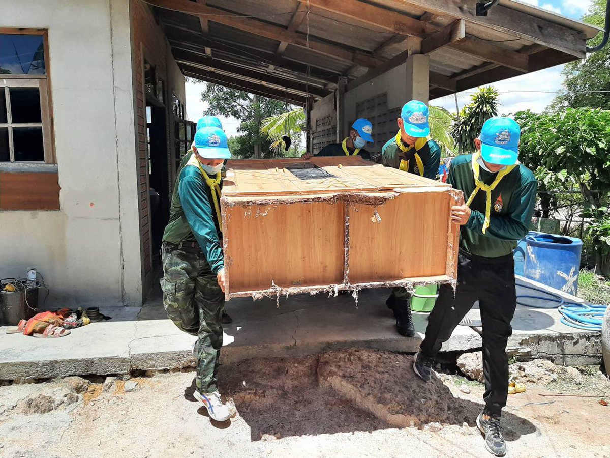 393infantry9's tweet photo. เมื่อ 31 พ.ค.64 ศอ.จอส.พระราชทาน พล.ร.9โดย ร.9พัน.3 จัดกำลังพลจิตอาสา พระราชทาน เข้าดำเนินการซ่อมแซมบ้านให้กับ พลทหาร ศุภชาติ  เชื้องาม ซึ่งเป็นกำลังพลของหน่วย ณ บ้านเลขที่ 44/3 ม.12 ต.ทุ่งกระบาก อ.เลาขวัญ จ.กาญจนบุรี ซึ่งปัจจุบันดำเนินการซ่อมแซมในระยะแรก
#กองพลทหารราบที่9 https://t.co/AoCHkvkDq8