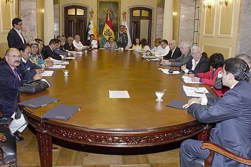 boliviaetm's tweet photo. Viceministra: Gabinete de Áñez debe explicar motivos, procedimiento y falta de control a las compras que hizo Murillo con sobreprecio
https://t.co/cXQG6v5igO https://t.co/c8zKOqEu1Q