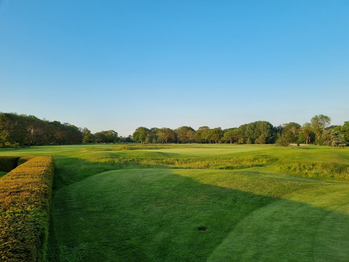 AdrianEvansGolf's tweet photo. The golf course condition at @SonningGolfClub today was just fabulous! 100% to all the greenkeeping staff concerned in the presentation. Thank You!! A fun 69 (-1) for 18 holes in the Bank Holiday Monday sunshine 🌞 #golf #TeamMizuno #TeamTitleist #ProV1 #MP20 #T20 #TPICertified https://t.co/4hZkOBsr1Y