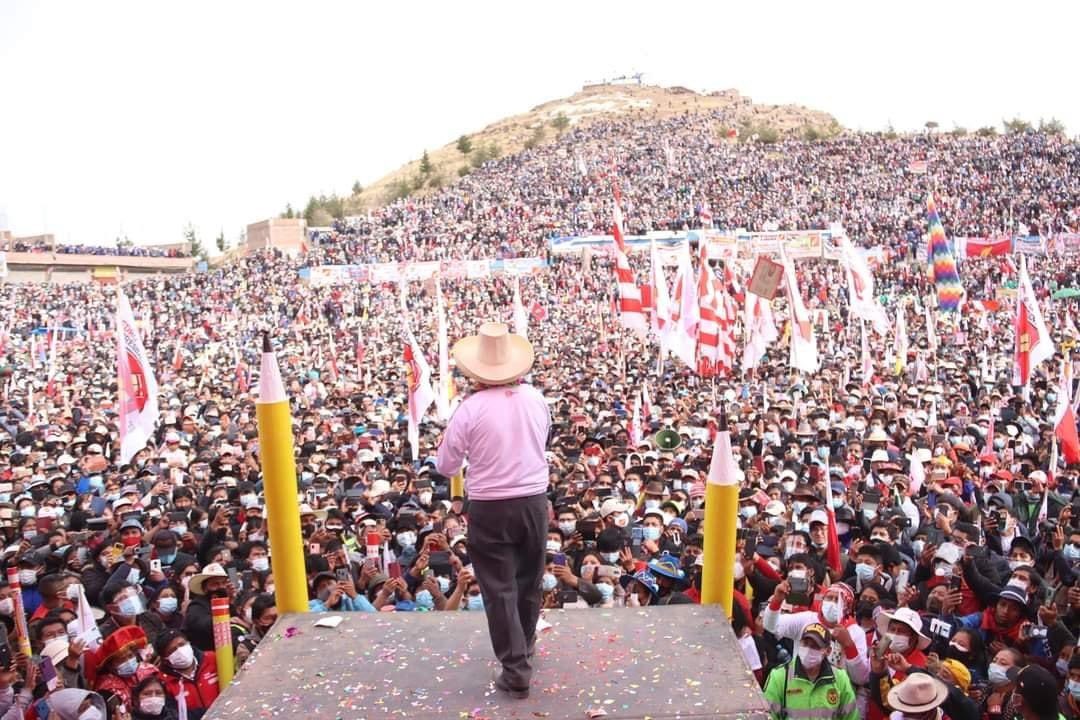 gonza_banda's tweet photo. De casas coloniales a Tempestad en los Andes, Juliaca, 31 de mayo 2021, mitin de Pedro Castillo. Foto de @Frasecorta https://t.co/49cvAsRV1n