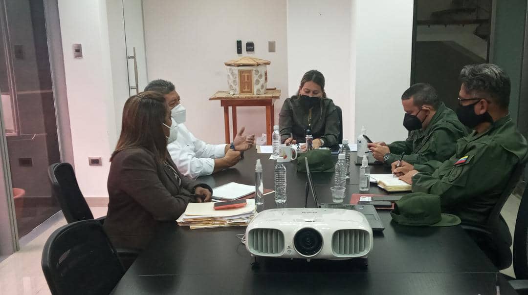 mirelct's tweet photo. #Hoy cumpliendo instrucciones de nuestro Presidente @NicolasMaduro, se celebró Junta Nacional de Seguridad, estando presentes el General Pimentel Avilar, por parte del @Libertad020  y el General  Alejandro Rojas, por parte de la Comandancia de la GNB 1/2
#SemanaRadicalConsciente https://t.co/TH4jXhasVJ