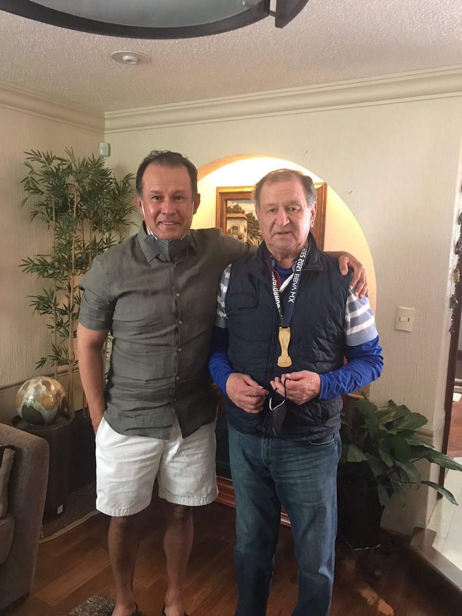 jrisco's tweet photo. No estoy llorando se me metió una medalla de Reynoso en el ojitos. https://t.co/21aGzRIee7