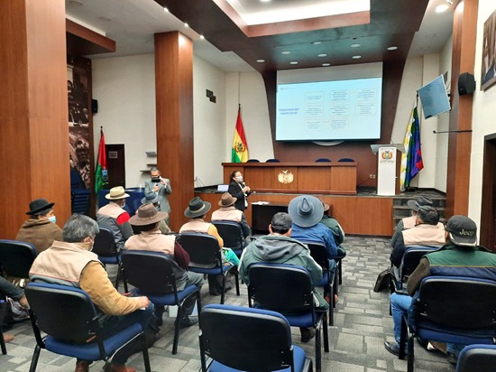 UNODCBolivia's tweet photo. Con apoyo de @SueciaEnLaPaz, @UNODCBolivia y el @MinJusticiaBol realizaron un taller sobre la normativa relacionada a “Participación y Control Social” dirigido a actores sociales del GAM de #Corocoro y representantes interculturales. #Ley1178 #Ley341 #PAC #SICOES 🇧🇴🇺🇳🇸🇪 https://t.co/ArngKnlyDj