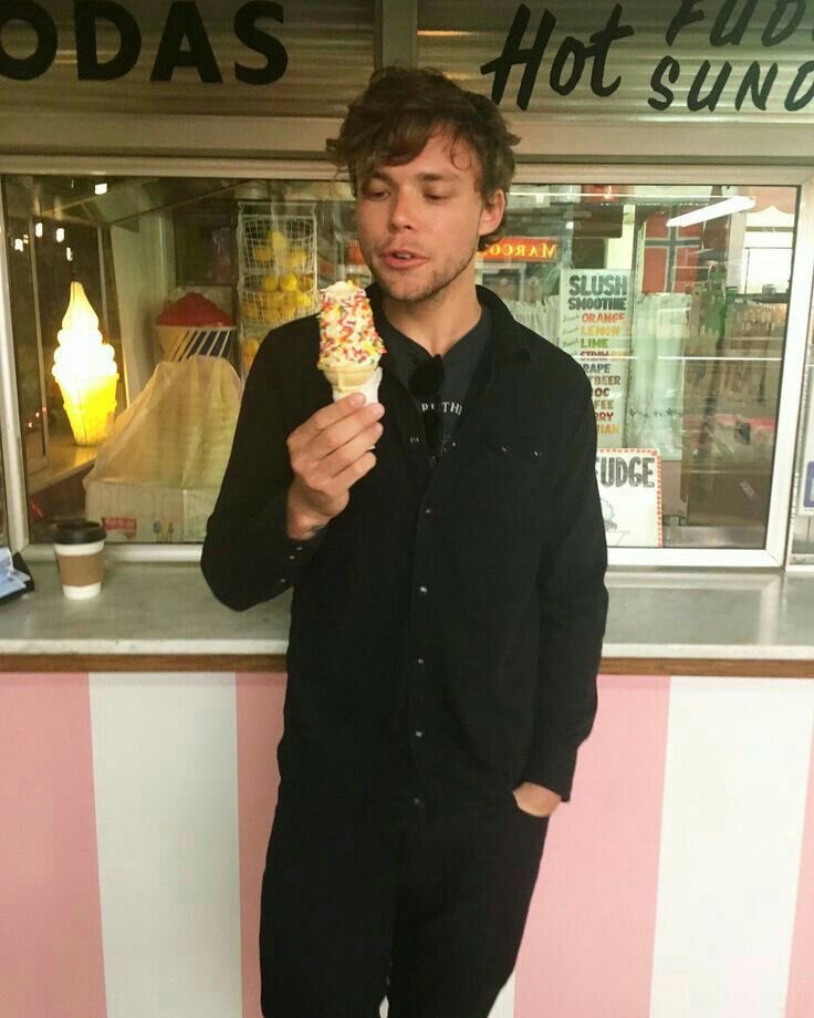 Kevin_The_bird0's tweet photo. @Ashton5SOS Vs sprinkles 😭🥴 https://t.co/6kdKXBwk4y