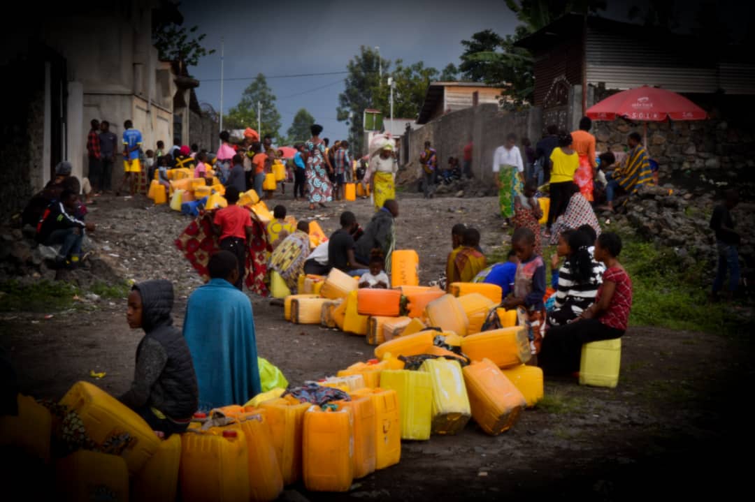 PatrickMUHIND11's tweet photo. En effet l'éruption du volcan nyiragongo samedi 22 mai 2021 avait endommagé le réseau d'eau qui dessert la grande partie de ces quartiers situés au Nord de la ville.

Avant l'éruption l'eau était envoyé par gravitation.

📸 @PatrickMUHIND11 
#Streep_Artphotos
#PhotoOfTheDay https://t.co/Sf8iVyMaug