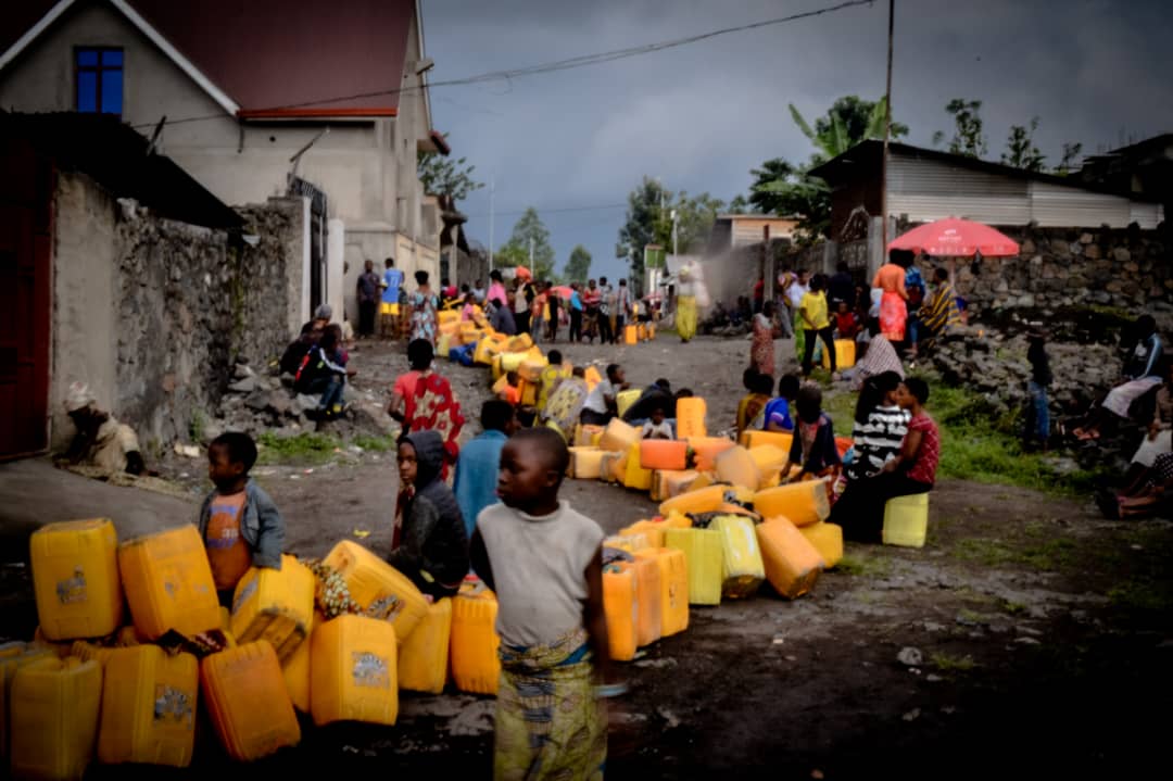 PatrickMUHIND11's tweet photo. En effet l'éruption du volcan nyiragongo samedi 22 mai 2021 avait endommagé le réseau d'eau qui dessert la grande partie de ces quartiers situés au Nord de la ville.

Avant l'éruption l'eau était envoyé par gravitation.

📸 @PatrickMUHIND11 
#Streep_Artphotos
#PhotoOfTheDay https://t.co/Sf8iVyMaug