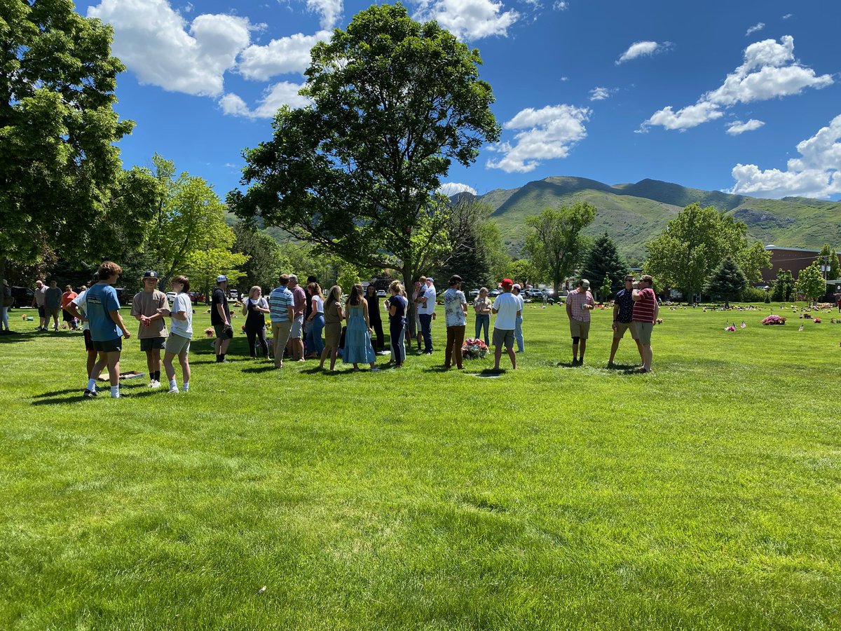 jolson's tweet photo. My father passed away almost a year ago. We had no idea so many would show up to remember him. He was an Army veteran who loved his country. We honor and love all those who sacrificed so we could be free and live in this great country. https://t.co/OXItZDbg7Y