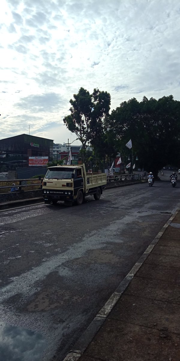 daya angkut berat tapi tak seberat rasa mu kepada  dia