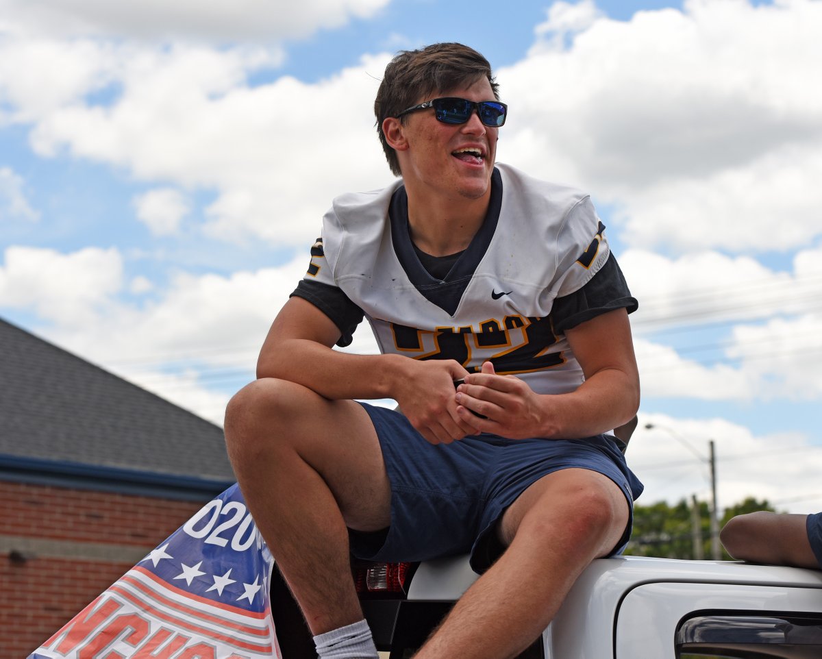 WUnksWSJ's tweet photo. Photo gallery of Mount Tabor's parade honoring its football team's #NCHSAA state championship. https://t.co/iRriUzWnSG via @JournalNow https://t.co/rHc6KMnhQ4