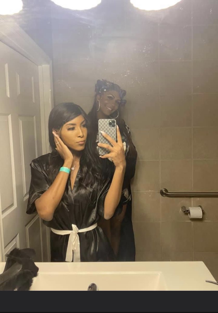 ChantaeDuMure's tweet photo. Me and my sis before we walked!! 😍😍🥰🥰 #sleepwear #GOAT5 #DC #TS https://t.co/lDZwDxj5At