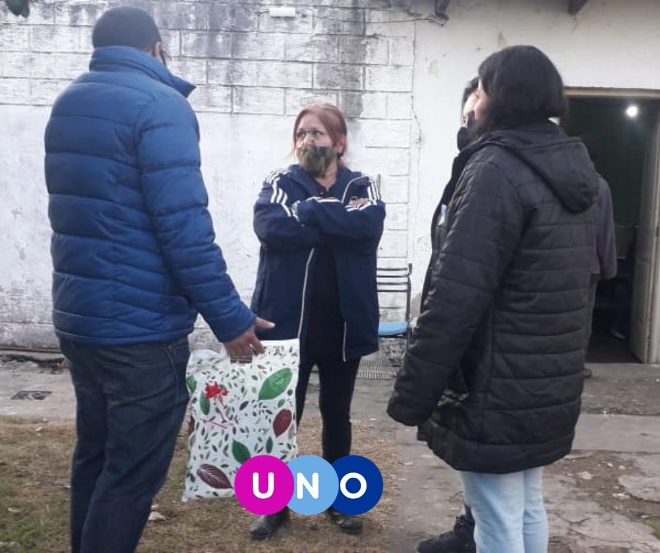 unoargentinaok's tweet photo. El equipo de @unobuenosaires estuvo recorriendo y visitando diversos barrios de la localidad de #Hurligham, ayudando a los que menos tienen.
Junto a nuestro referente provincial, el Dr. @Dievillamayor, seguimos trabajando para mejorar la provincia.
#SomosUNO #UnaNuevaOportunidad https://t.co/0kgW1kLJW7