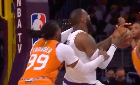NBAMemes's tweet photo. Suns been playing dirty all series and no one says a peep 😤 https://t.co/4ufhpWlJaa