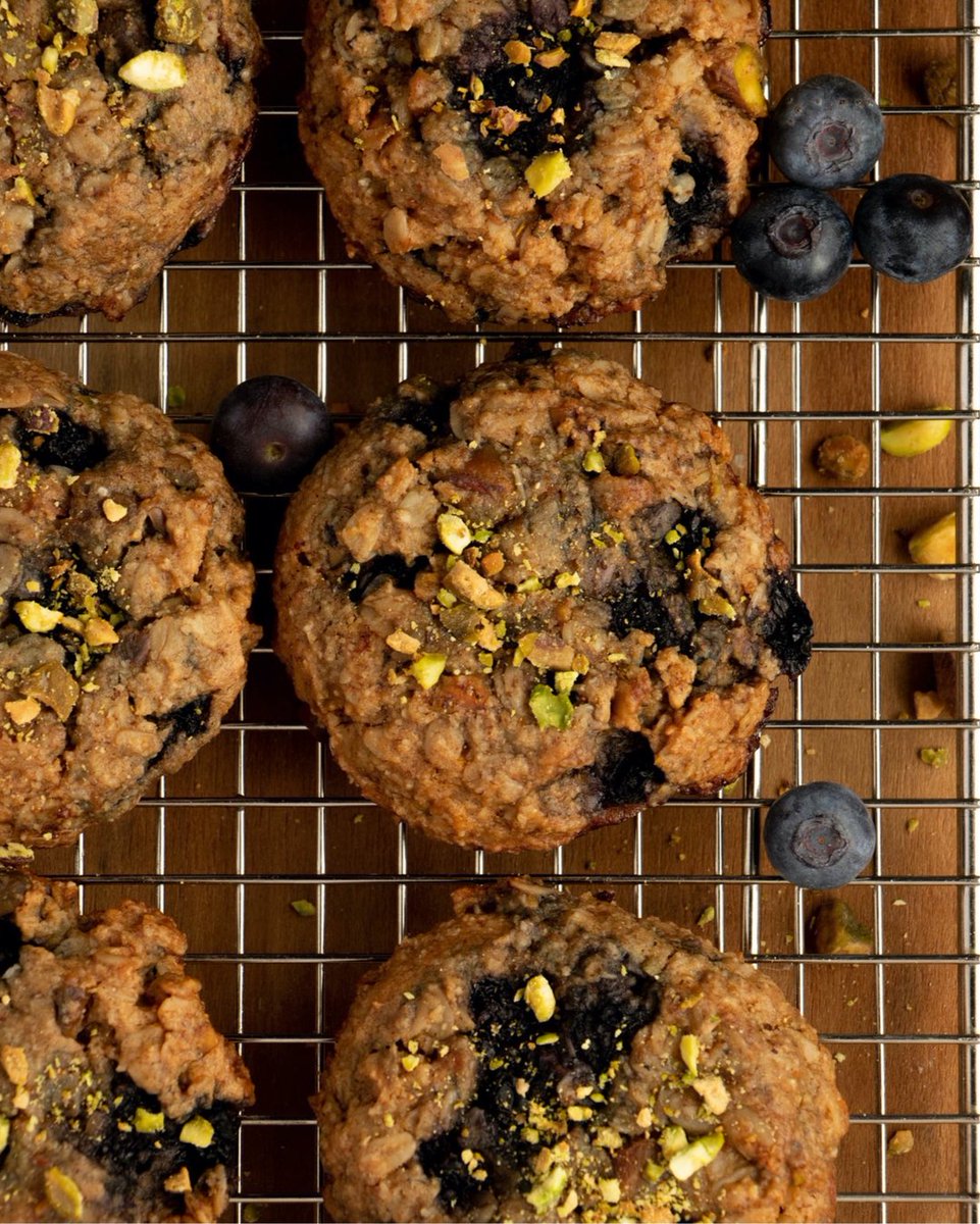 CakeryMagpie's tweet photo. COOKIES FOR BREAKFAST!!! 🙋🏼‍♀️🙋🏼‍♀️🙋🏼‍♀️
.
This offer goes over very well in my house.  What better way to start the day than with a delicious and nutritious cookie!   The fact that they’re vegan, refined sugar-free, gluten-free, and dairy-fr https://t.co/TYyxVTadKp