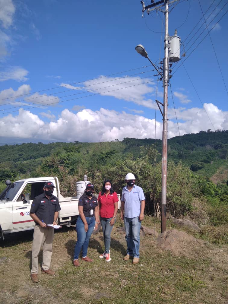janet_araujo72's tweet photo. McpioMotatan hoy gracias a @CorpoelecTrujil que colocaron un #Transformador para el Sector #LaOrquidea #PquiaElBaño para garantizar el Servicio Eléctrico a mas de #140Flias @NicolasMaduro @dcabellor @Corpoelecinfo_ https://t.co/biOzHH2NgB