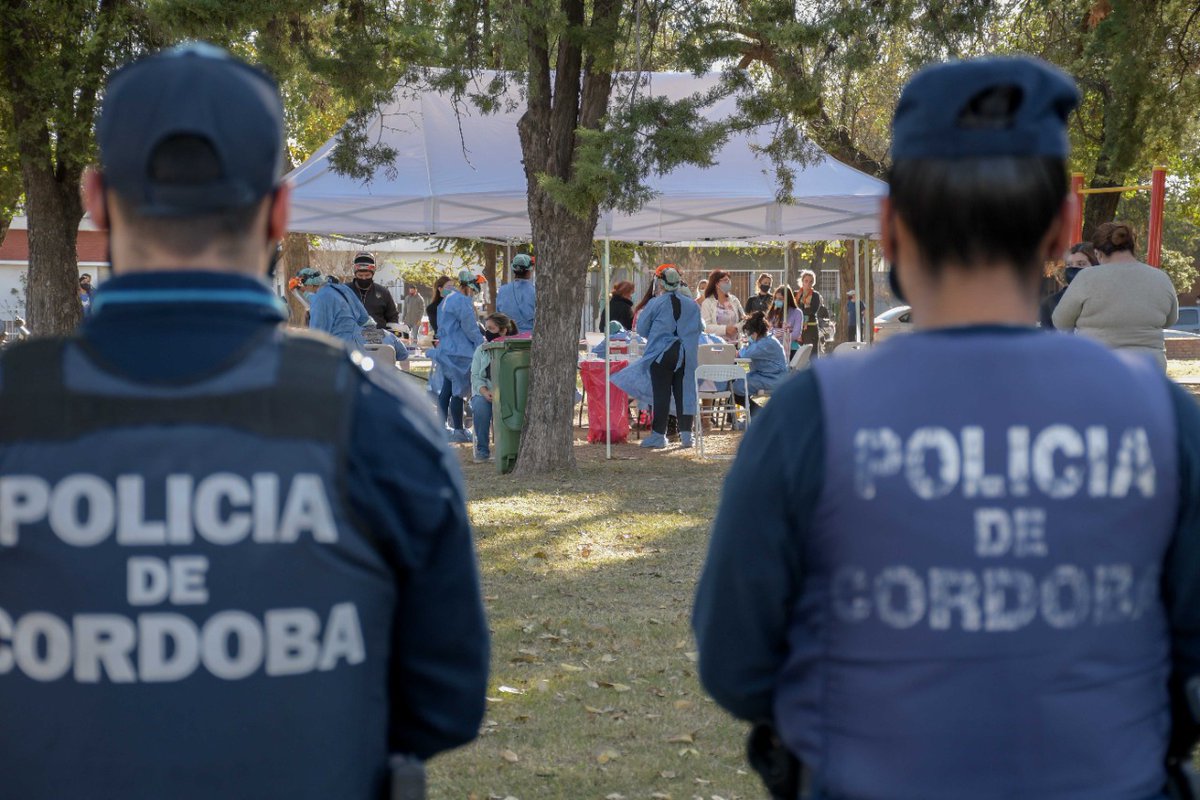 PoliciaCbaOf's tweet photo. 🚨 #Hoy: cobertura de #Seguridad en Bº #ParqueLiceo II Secc. y #LosPlátanos, en el marco de Operativos de detección temprana, ampliación diagnóstica y vigilancia epidemiológica implementados junto a personal del @minsegcba. Fiscalizó el director de Seg. Zona Este, Cristian Mazza. https://t.co/TdopMfVcJ6