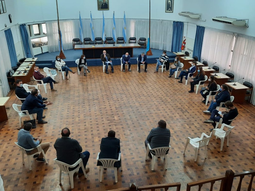 lucasilardo's tweet photo. Hoy estuve en el departamento de San Rafael y escuchamos a las residentes del hospital Schestakow que manifestaron los reclamos que vienen realizando al director del hospital por la dificultad en la que prestan condiciones. https://t.co/2f6JRpboAh