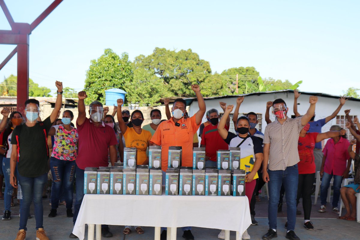 AlcaldeEfren's tweet image. #31May Desde el Barrio La Batalla 2 entregamos una dotación de bombillos ahorradores para continuar trabajando por consolidar en #Acarigua el 100% Iluminacion en todas las calles y Avenidas de nuestra ciudad.

#SemanaRadicalConciente