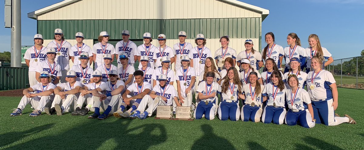 PIAADistrict10's tweet photo. Two D10 championships in one day is a pretty good day! 

🥎⚾️🏆🏆🥇🥇 https://t.co/013fsxGixS