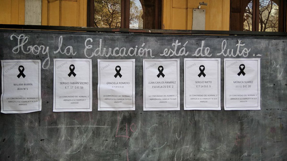 SinVidaNoClases's tweet photo. Mientras Acuña y Larreta se pasean por las escuelas porteñas haciendo campaña política rompiendo las burbujas, toda la comunidad educativa está en peligro. https://t.co/sb5uTfKraH