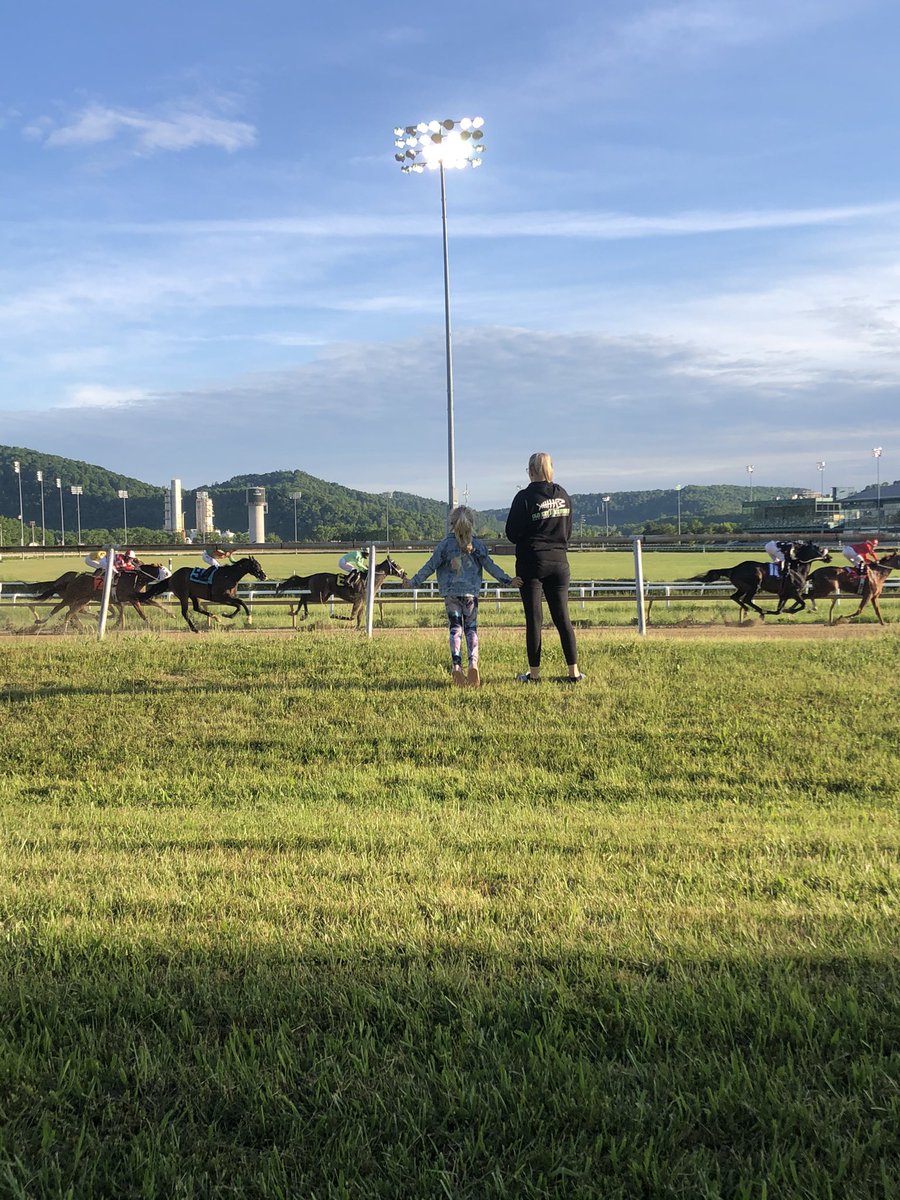 MNTRHorsemen's tweet photo. A beautiful night for racing @mtrgaming @JerseyTom #wvthoroughbreds #wvracing #familiesinracing #wildandwonderful https://t.co/obrzKvPj1r