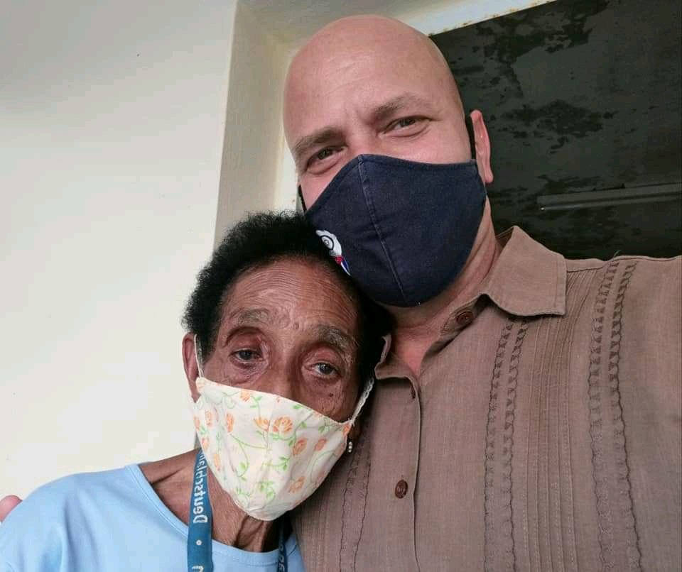 GHNordelo5's tweet photo. Me conoce desde niño. Se llama Carmen, como mi difunta vieja. Hay que vigilarla porque con sus 94 años, se escapa a zapatear las calles de La Güinera. Si me pierdo más de quince días, le dice a todo el mundo que ya la olvidé. Pero no la olvido...la mamá de mi hermano es mi mamá. https://t.co/K38Ce3nFue