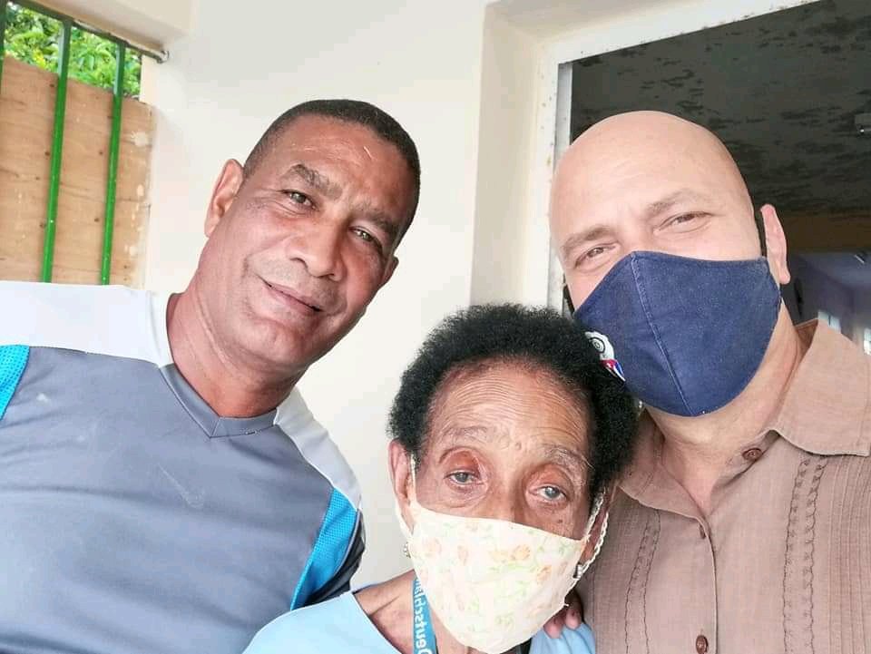 GHNordelo5's tweet photo. Me conoce desde niño. Se llama Carmen, como mi difunta vieja. Hay que vigilarla porque con sus 94 años, se escapa a zapatear las calles de La Güinera. Si me pierdo más de quince días, le dice a todo el mundo que ya la olvidé. Pero no la olvido...la mamá de mi hermano es mi mamá. https://t.co/K38Ce3nFue