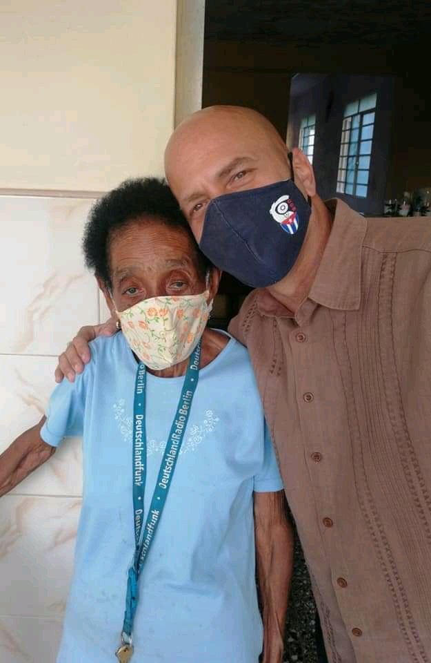 GHNordelo5's tweet photo. Me conoce desde niño. Se llama Carmen, como mi difunta vieja. Hay que vigilarla porque con sus 94 años, se escapa a zapatear las calles de La Güinera. Si me pierdo más de quince días, le dice a todo el mundo que ya la olvidé. Pero no la olvido...la mamá de mi hermano es mi mamá. https://t.co/K38Ce3nFue