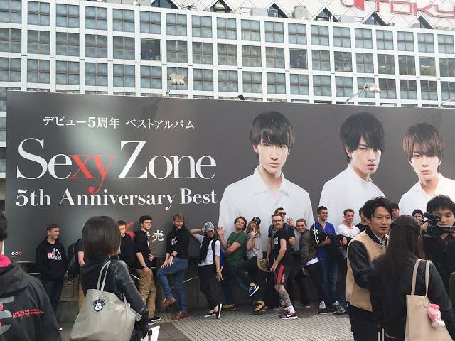 pookykkkt's tweet photo. มีวงชื่อ Sexy Zone ขึ้นป้ายใหญ่ที่ชิบูย่า แล้วชาวต่างชาติไม่รู้ว่าเป็นชื่อวง เลยไปโพสท่าเซ็กซี่ถ่ายรูปกันหน้าป้าย https://t.co/auutHu8ZTb